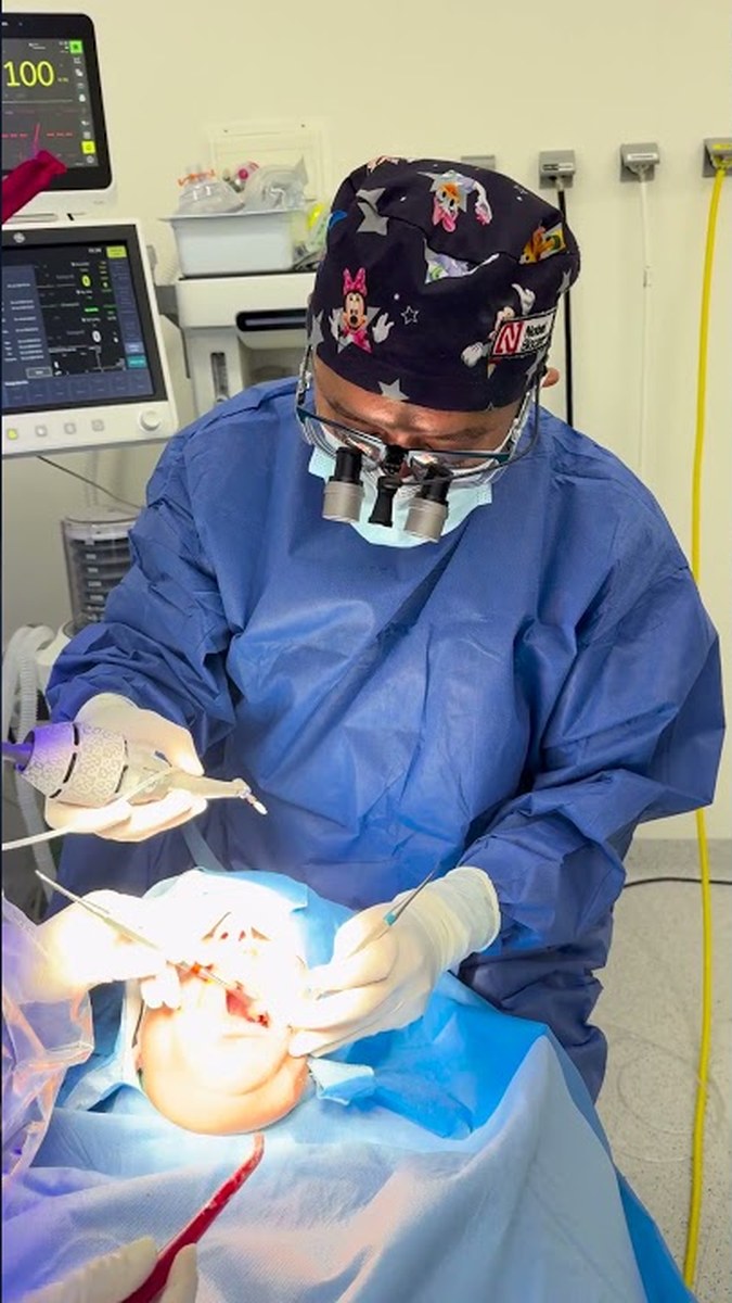 Dr. Joel Joshi Otero realizando una cirugía oral en quirófano del Hospital Recoletas de Burgos