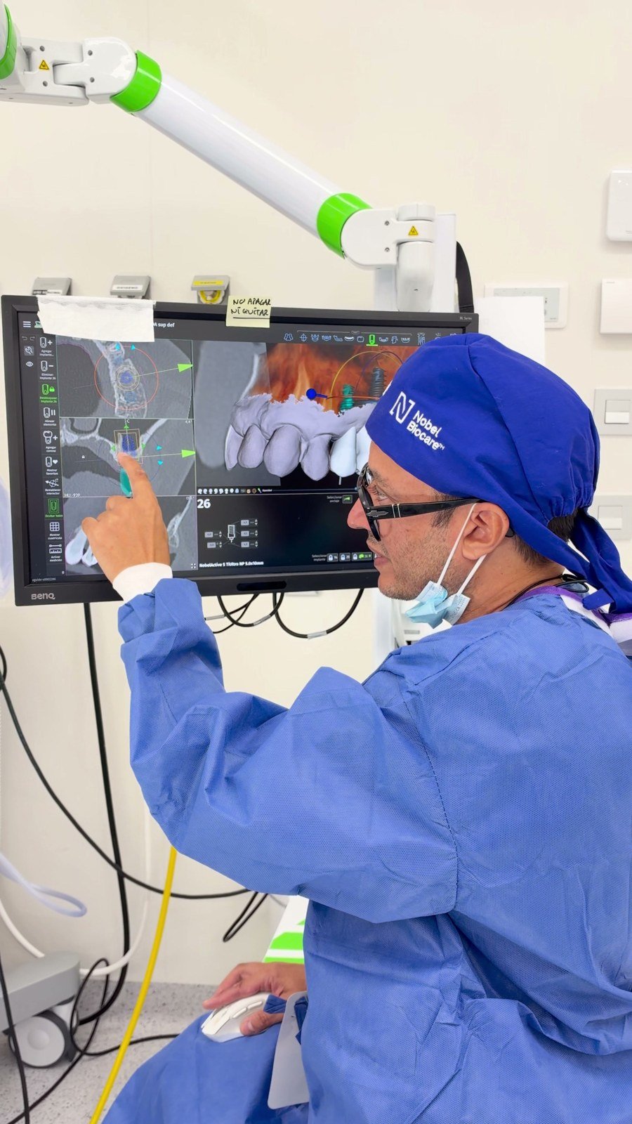 El Dr. Joshi Otero señala el septo del seno maxilar en la planificación del TAC antes de colocar los implantes